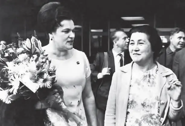 С президентом общества Япония Советский Союз Аокисан Токио 1967 г - фото 14