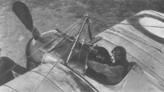Пулемет стреляющий через винт Французская эскадрилья на маневрах перед - фото 8