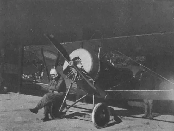 Эдуард Пульпе перед боевым вылетом 1916 г Иван Белоусов на райте На - фото 18