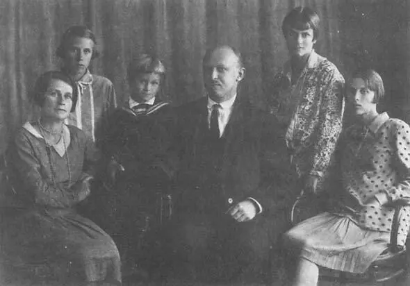 Константин Акашев в кругу семьи Русские летчики на первых маневрах 1911 г - фото 25