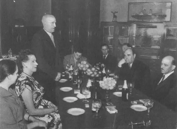 Этот снимок сделан в 1956 году в Москве Встреча в Главсевморпути Ян Нагурский - фото 33
