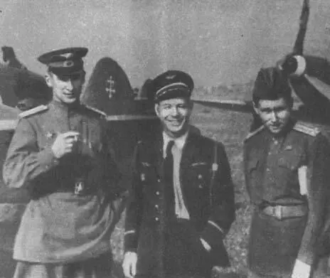 Летчик эскадрильи Нормандия Неман Константин Фельдзер в центре Летчик - фото 34