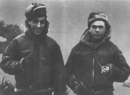 Летчик Франсуа де Жоффр слева Летчик Леон Кюффо со своим механиком - фото 35