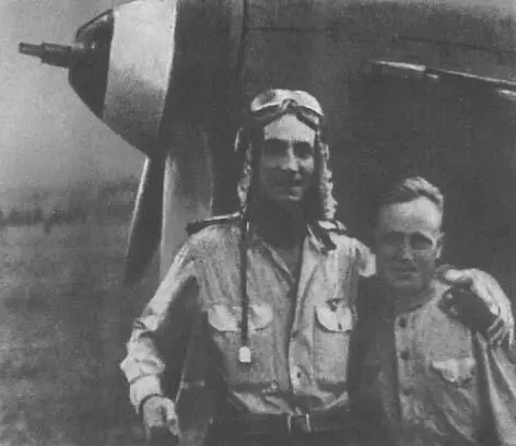 Летчик Леон Кюффо со своим механиком Летчик Морис де Сейн Франсуа де - фото 36