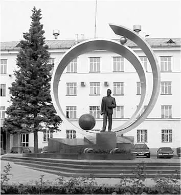 Памятник МФ Решетневу Я специально не называю фамилию автора этих - фото 36