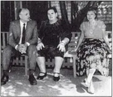 С матерью и женой на лавочке у родительского дома Молодые супруги Михаил и - фото 13