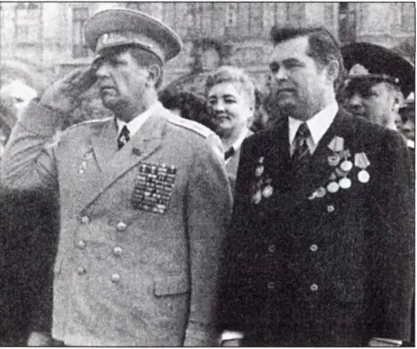 Ю Соколов с маршалом ВФ Толубко за три года до расстрела Будущий - фото 59