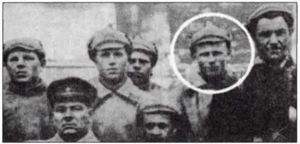 Февраль 1932 года Молодой пограничник К Черненко с друзьями по заставе - фото 65