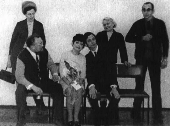 Снимок срежессирован О Далем На нем слева И Саджая Ю Кашин Лиза О - фото 27