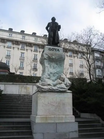 Памятник Франсиско Гойе перед музеем Прадо в Мадриде Выполнен из бронзы - фото 35
