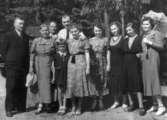 В Томилине Слева направо родители жены Андрей Васильевич и Прасковья - фото 10