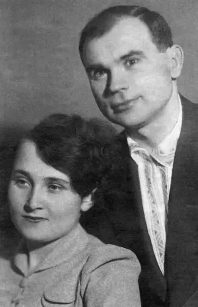 Молодожены Клавдия и Николай Байбаковы Семья Байбаковых С женой Клавдией - фото 11