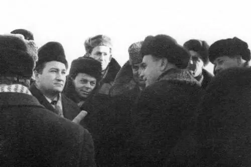 На промыслах Татарии Н К Байбаков беседует с главным инженером объединения - фото 25