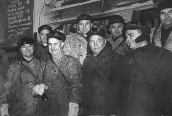 На Ярегской нефтяной шахте Коми АССР Некабинетные руководители Слева - фото 26
