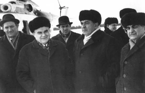 Некабинетные руководители Слева направо председатель Тюменского облисполкома - фото 27