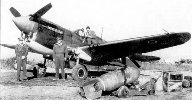 Kittyhawk Mk III аналог P40М на полевом аэродроме На первом плане - фото 95