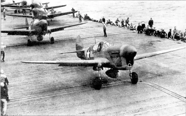 P40F из 325th FG взлетает с палубы авианосца Ranger у побережья Северной - фото 109