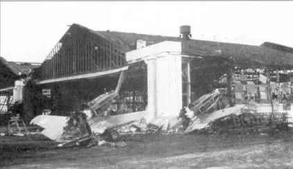 Два снимка Уничтоженные Р40 В на базе Уилерфилд 8 декабря 1941 года Во - фото 12