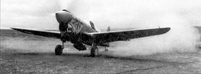 Р40Е из 11th FS выруливает на старт аэродром на острове Унимак Алеутские - фото 21