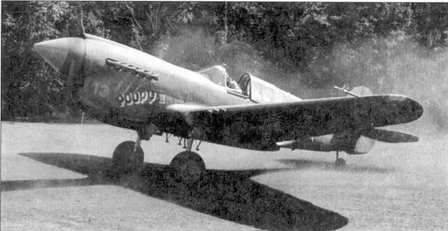 Р40Е Роору II из 7th FG готовится к взлету Доводура Папуа май 1943 года - фото 25