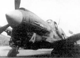 Три снимка P40N поврежденного капитаном Гаролдом Саузерном из 35th FS 8th - фото 35