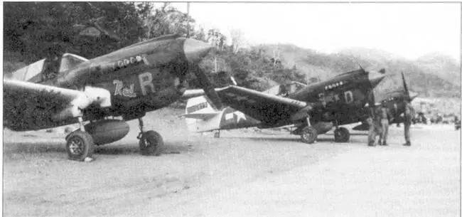 Ряд P40N из 35th FS 8th FG мыс Глочестер начало 1944 года Два снимка - фото 37