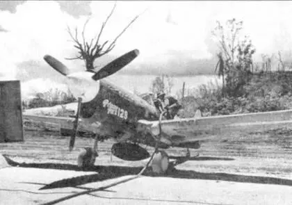 Два снимка Р40М Princess Pat II из 44th FS взлетающей с захваченного - фото 38