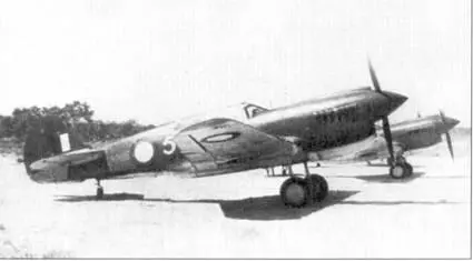 Пара истребителей Kittyhawk Мк III Р40М из No2 OTU 1945 год У самолета - фото 75