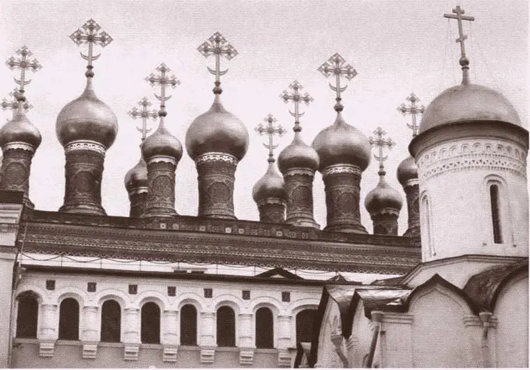 Комплекс теремных церквей в Московском Кремле Оформлен узорчатыми главками по - фото 14