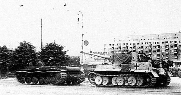 Тягач танк КВ без башни буксирует трофейный Тигр 502го тяжёлого танкового - фото 56