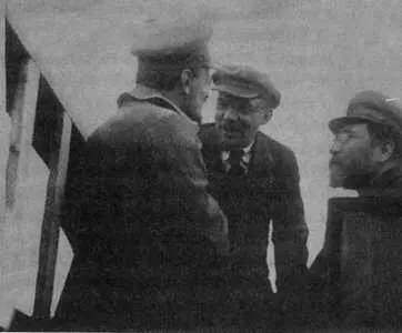 Лев Троцкий Владимир Ленин и Лев Каменев перед митингом Июньиюль 1919 г Из - фото 10