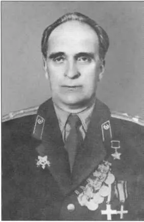 Николай Архипович Прокопюк П А Судоплатов в нижнем ряду первый слева с - фото 16