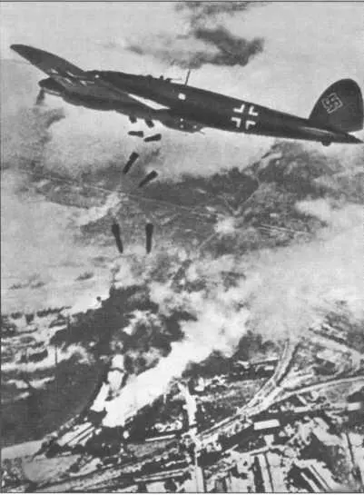 Самолёты люфтваффе бомбят Варшаву Сентябрь 1939 г Сапёры минируют мост 26 - фото 20