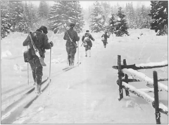 Бойцы истребительнодиверсионной группы уходят на задание Ноябрь 1941 г - фото 22