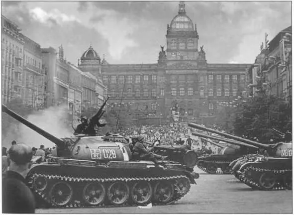 Советские танки на улицах Праги 1968 г Юрий Иванович Дроздов начальник - фото 29