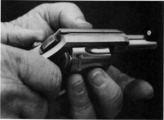 Расположение рук перед перезарядкой Барабан открыт Револьвер развернут - фото 19
