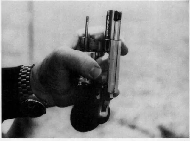 Револьвер развернут дулом вверх Ударьте по стержню экстрактора основанием - фото 21