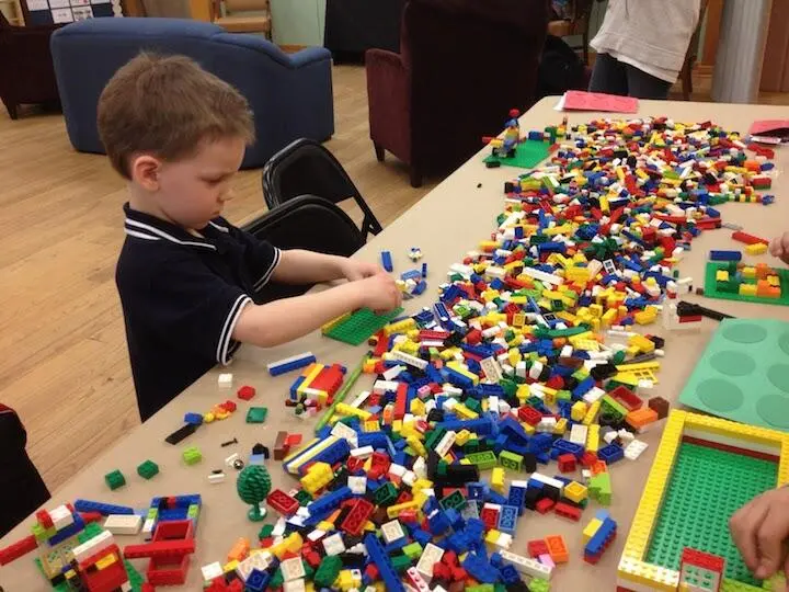 Главная идея которой до сих пор придерживаются в компании Lego заключается в - фото 60