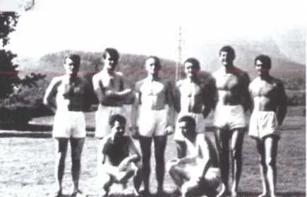Спортивная команда 18го набора Военной академии Мпадич стоит первый слева - фото 10