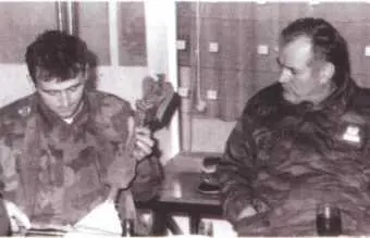 Он обожает песни гусляров Среди немногих военных фотографий фото с - фото 48