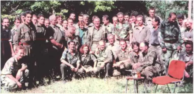 Среди немногих военных фотографий фото с герцеговинцами Жена Боса также как - фото 49