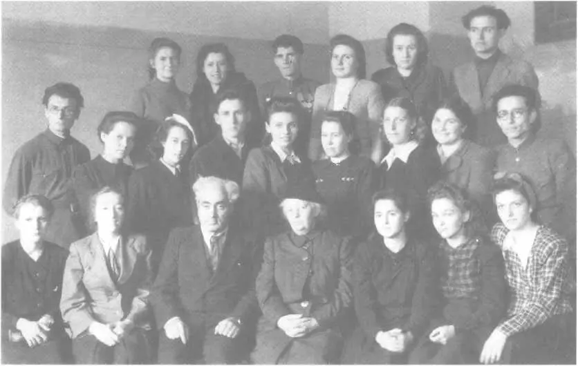 И И Иоффе и Н Д Флиттнер со студентами искусствоведами I курса Май 1947 - фото 16