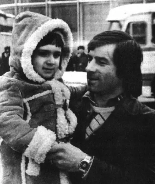 Валерий Харламов с сыном Александром 23 сентября 1975 г в жизни Валерия - фото 82