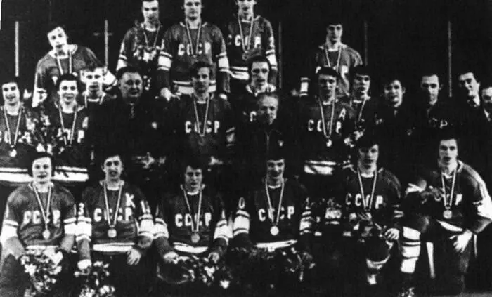 Советская сборная по хоккею чемпион зимних Олимпийских игр 1976 г ПРОВАЛ В - фото 86