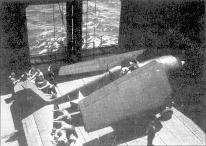 F6F3 скатывают с платформы лифта на ангарную палубу авианосца Атака на - фото 140