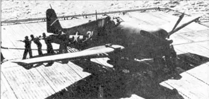 F6F3 31 из VF5 закатывают на лифт на авианосце Yorktown после налета на - фото 57