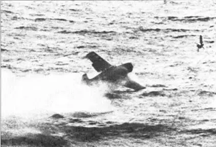 F6F3 из VF16 приводняется возле авианосца Lexington Обратите внимание что - фото 76