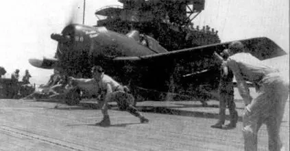 Взлетающий F6F5N Hanger Queen достаточно редкий пример собственного имени - фото 52