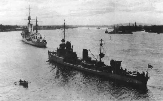 Легкий крейсер Эмден в Свинемюнде середина 20х годов Крейсер сопровождает - фото 13