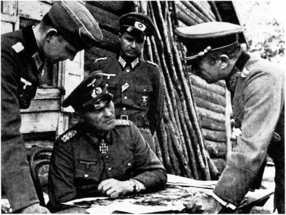 Командующий 4й танковой группой генералполковник Гёпнер сидит беседует с - фото 10